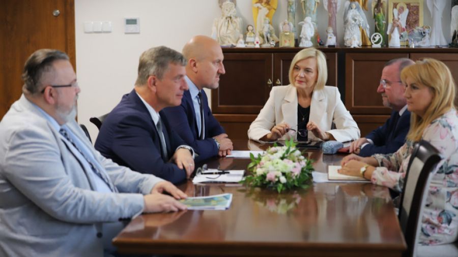 Samorząd województwa zabiega o przekierowanie funduszy na cele obronne i bezpieczeństwo. Chodzi m.in. o lotnisko w Masłowie i podziemny parking w Kielcach. Zdjęcie: Urząd Marszałkowski