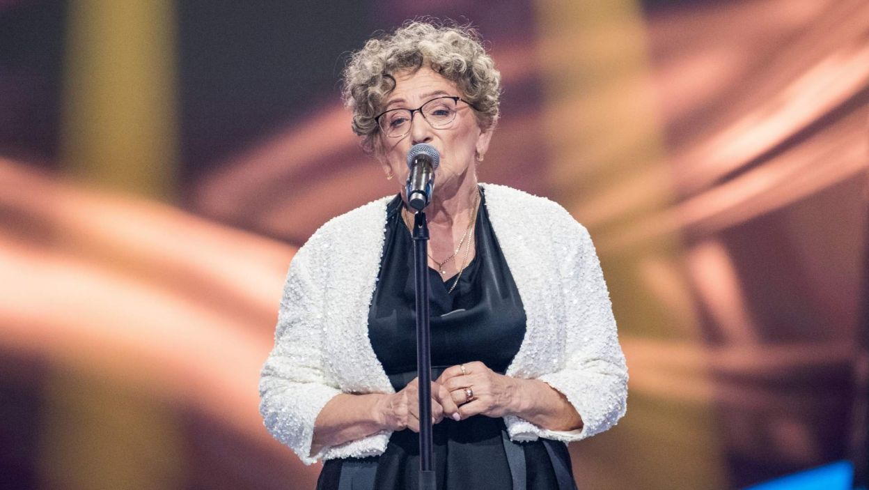 Elżbieta Nowak, podopieczna Roberta Janowskiego, w półfinale programu „The Voice Senior” wykonała utwór „Wymyśliłam cię” Ireny Jarockiej. Elżbieta nie przeszła do finału, ale pozostawiła po sobie niezatarte wrażenie. Fot. Waldemar Kompała/ TVP