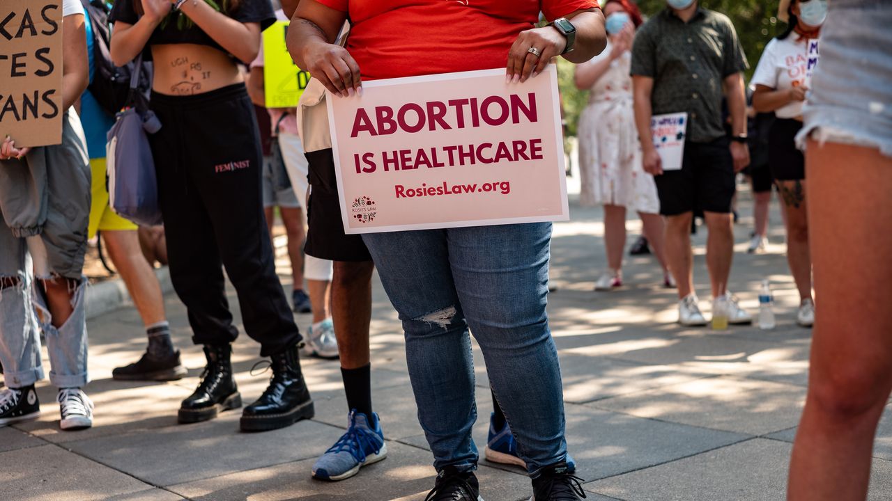 Temat aborcji znów dzieli w USA (fot. Jordan Vonderhaar/Getty Images)