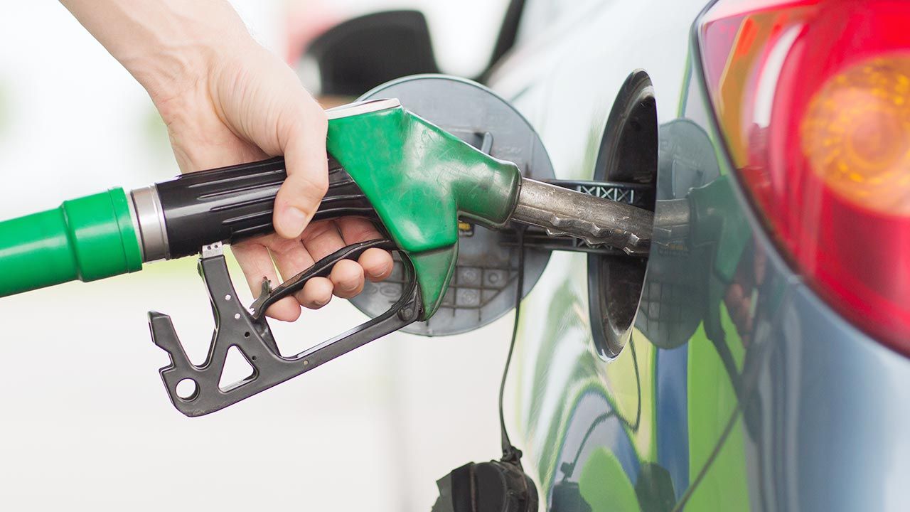 W kolejnych dniach można będzie zobaczyć spadki cen paliw (fot. Shutterstock)
