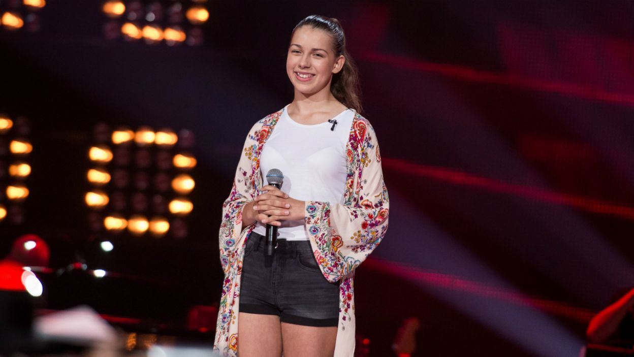 Mimo że Julia nie odwróciła trenerskich foteli, wokalistka i tak spełniła swoje marzenie, spotkała się ze swoją idolką Barbarą Kurdej-Szatan (fot. J. Bogacz/TVP)