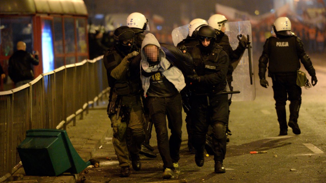 Policja zatrzymała ponad 200 osób  (fot.PAP/Jacek Turczyk)