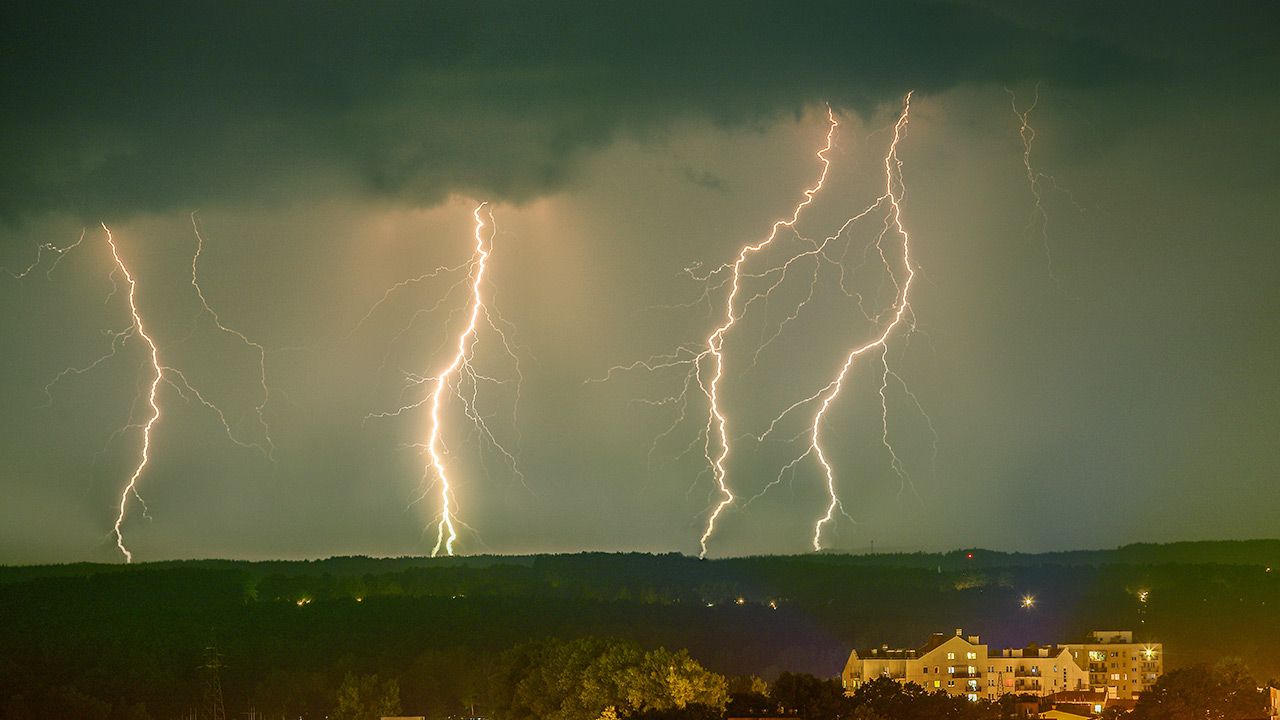 Trzeci stopień ostrzeżenia oznacza ulewne deszcze i bardzo silne porywy wiatru (fot. Shutterstock) Trzeci stopień ostrzeżenia oznacza ulewne deszcze i bardzo silne porywy wiatru (fot. Shutterstock)