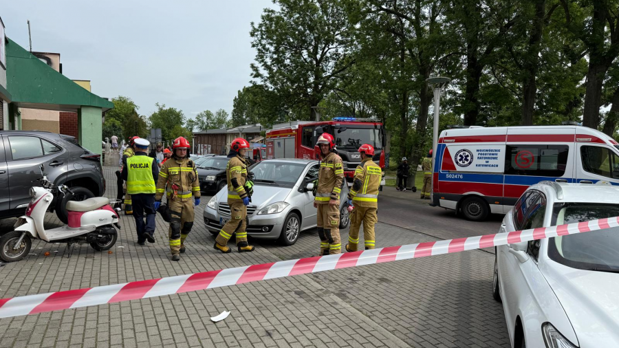 Wypadek w Żorach. W salon kosmetyczny na Boryńskiej wjechał samochód! Fot. KMP Żory