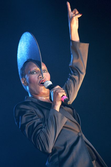 Jej sceniczna kreacja mogłaby konkurować z tymi, które nosi Lady Gaga (fot. Adam Warżawa/PAP)