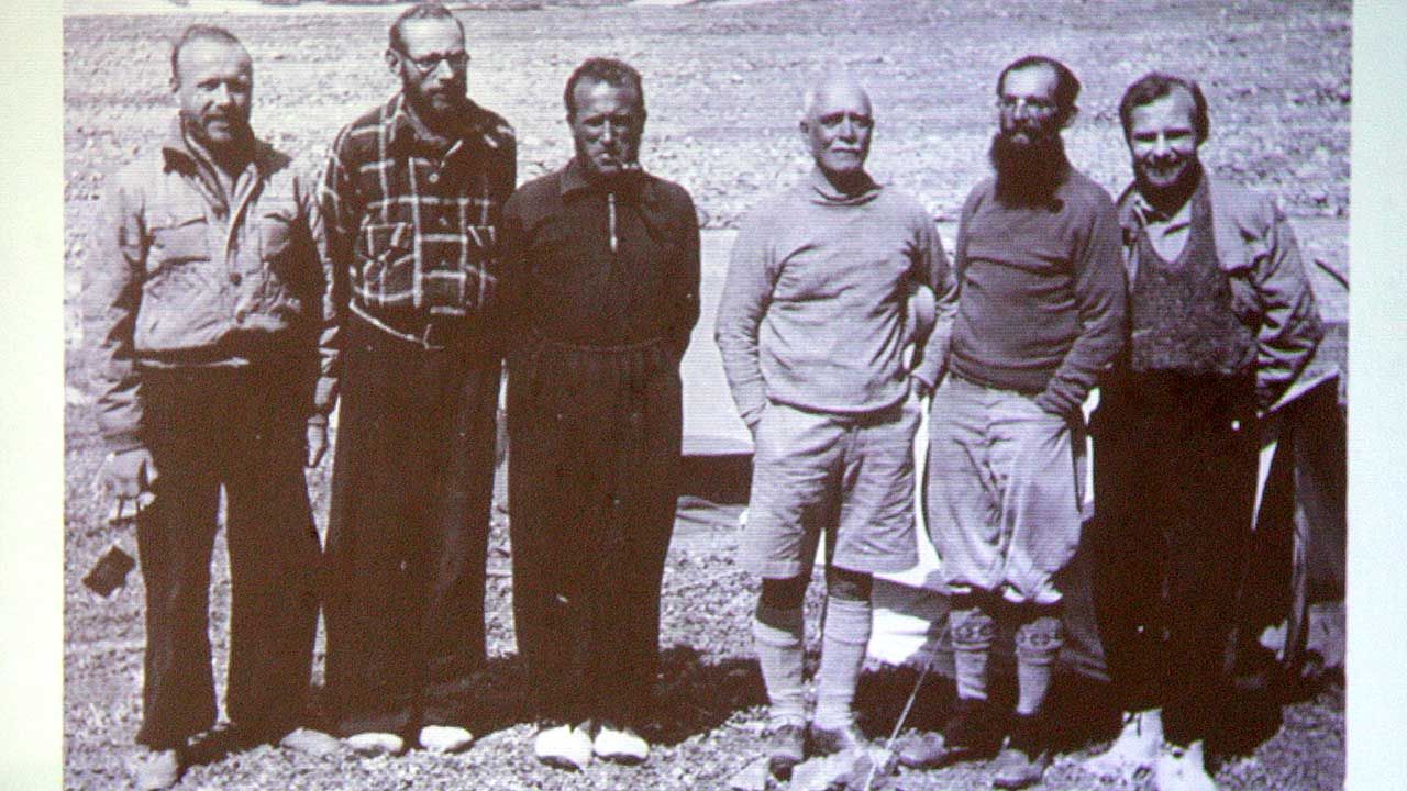 Reprodukcja zdjęcia uczestników wyprawy na Nanda Devi z 1939 roku, od lewej: Stefan Bernadzikiewicz, Jakub Bujak, Stefan Karpiński, Brytyjczyk - dr Foyle, brytyjski oficer łacznikowy oraz Janusz Klaner (fot. arch. PAP/Grzegorz Jakubowski) Reprodukcja zdjęcia uczestników wyprawy na Nanda Devi z 1939 roku, od lewej: Stefan Bernadzikiewicz, Jakub Bujak, Stefan Karpiński, Brytyjczyk - dr Foyle, brytyjski oficer łacznikowy oraz Janusz Klaner (fot. arch. PAP/Grzegorz Jakubowski)