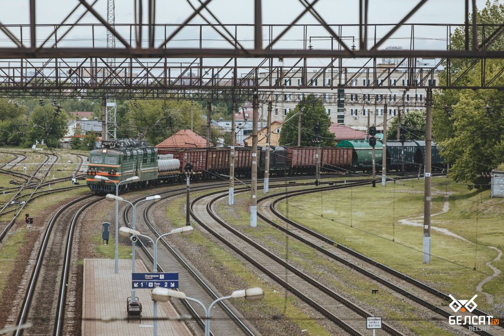 Таварны цягнік едзе праз станцыю Менск-Усходні. (Фота: Белсат)