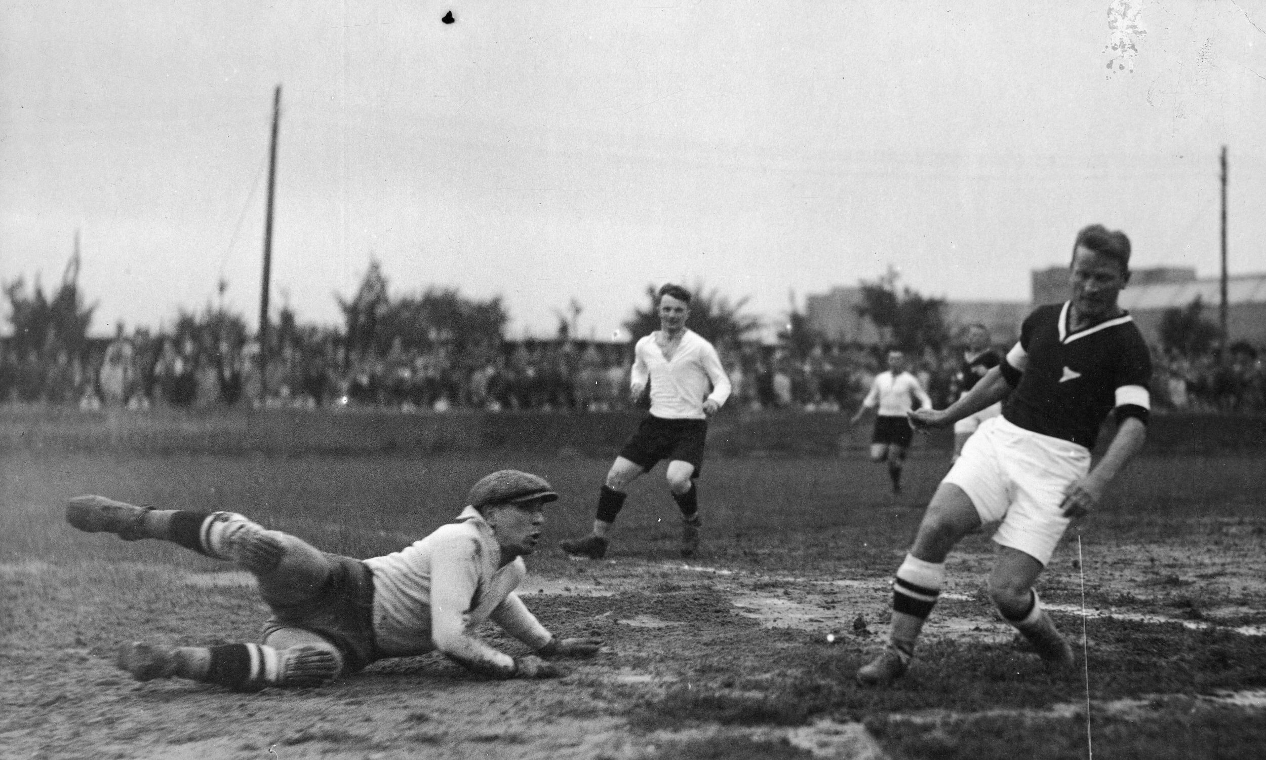 13 września 1931, akcja pod bramką Polonii. Od prawej widoczni: Jerzy Bułanow, Józef Nawrot, bramkarz Polonii Piotr Korniejewski. Fot. NAC/IKC