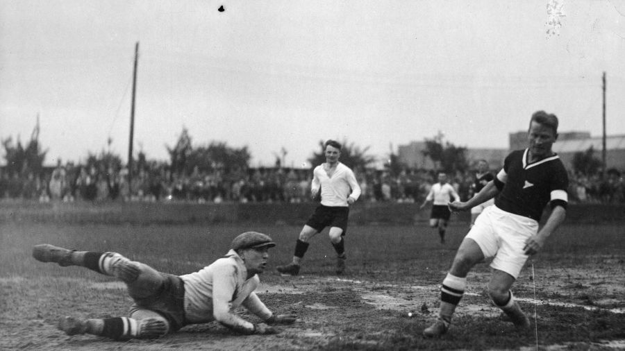 13 września 1931, akcja pod bramką Polonii. Od prawej widoczni: Jerzy Bułanow, Józef Nawrot, bramkarz Polonii Piotr Korniejewski. Fot. NAC/IKC