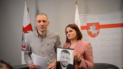Былы кандыдат на прэзідэнцтва 2020 года і былы палітвязень Сяргей Ціханоўскі і ягоная жонка, лідарка дэмакратычных сілаў Святлана Ціханоўская падчас прэс-канферэнцыі з удзелам шасці палітвязняў, вызваленых 21 чэрвеня. Вільня, Літва. 22 чэрвеня 2025. Фота: Белсат