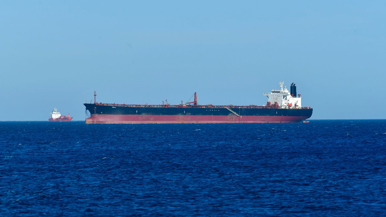 Morze Czarnym pod ostrzałem: Ludzkie historie za atakami na rosyjskie tankowce i turecki gniew Cover