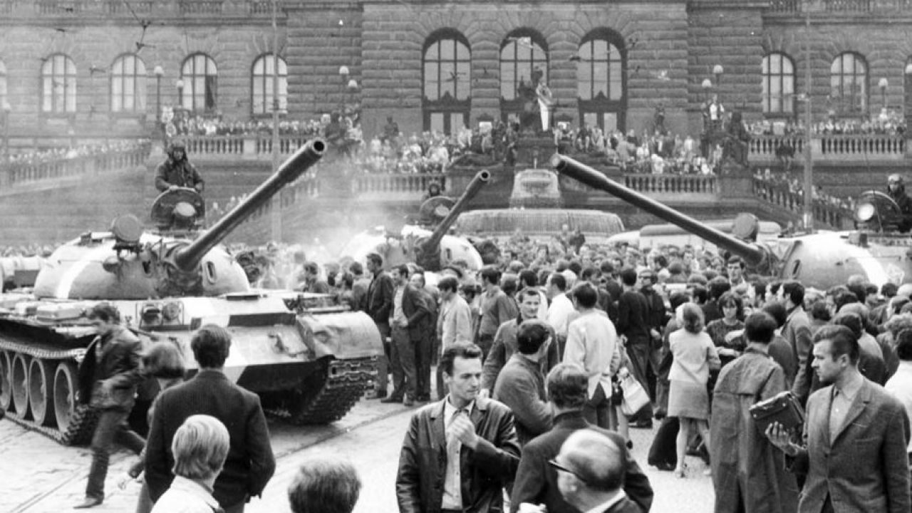 Radzieckie czołgi podczas interwencji w Czechosłowacji w 1968 r. (fot. Sovfoto/Universal Images Group/Getty Images) Radzieckie czołgi podczas interwencji w Czechosłowacji w 1968 r. (fot. Sovfoto/Universal Images Group/Getty Images)