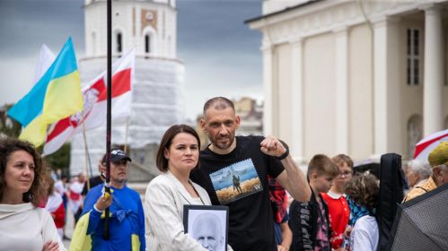 Святлана Ціханоўская і Сяргей Ціханоўскі на акцыі ў падтрымку Украіны ў Вільні. 28 ліпеня 2025 года. Фота: Светлана Тихановская / Telegram