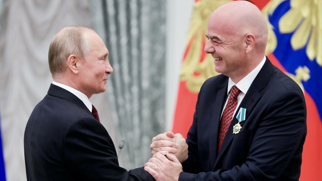 Władimir Putin (z lewej) od lat cieszy się szczególnymi względami u prezydenta FIFA Gianni'ego Infantino (fot. M.Metzel\TASS\Getty Images)