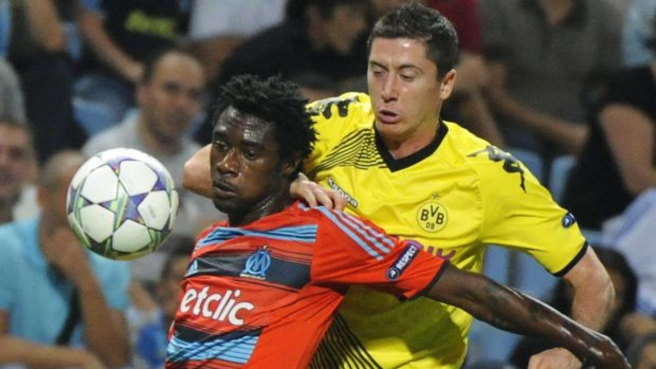 Robert Lewandowski (P) atakuje Nicolasa N'Koulou (fot.PAP/EPA)