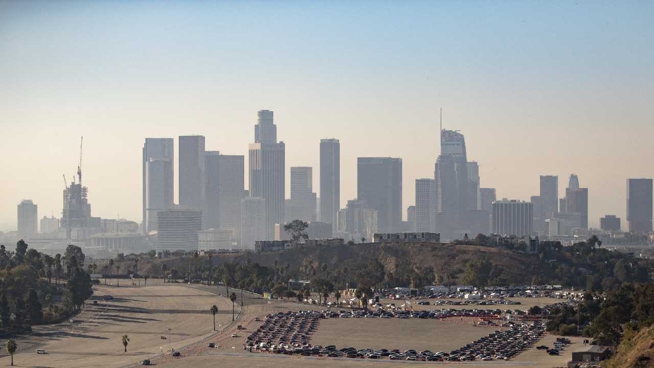 Los Angeles jest jednym z ognisk epidemii w USA (fot. PAP/EPA/ETIENNE LAURENT) Los Angeles jest jednym z ognisk epidemii w USA (fot. PAP/EPA/ETIENNE LAURENT)