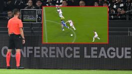 Stwierdzenie przez VAR błędu w ocenie powagi rzekomego faulu posłużyło jako klucz do anulowania decyzji o rzucie wolnym i żółtej kartce (zdjęcia: Getty Images/Polsat Sport) 