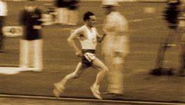(fot. TVP SPORT) Archiwalne, sepia-toned zdjęcie przedstawiające biegnącego lekkoatletę na stadionie. Ujęcie symbolicznie nawiązuje do tradycji polskiego sportu i idei rozwijania kultury fizycznej, zapoczątkowanej przez Józefa Piłsudskiego i Centralny Instytut Wychowania Fizycznego w 1929 roku (fot. TVP SPORT)
