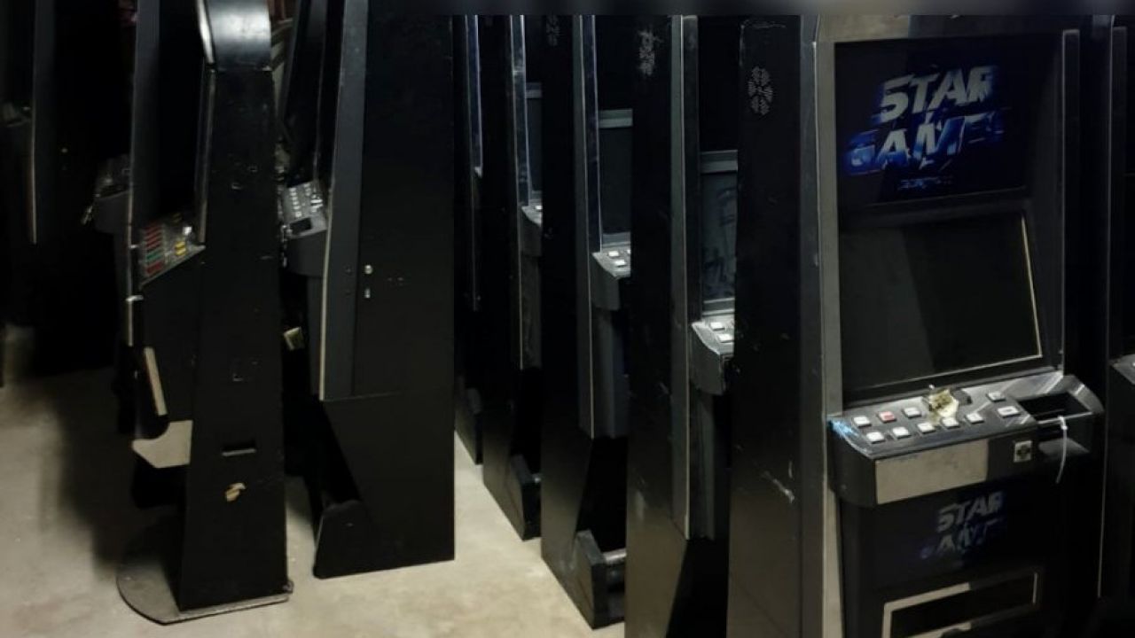 Jeden automat w tzw. dobrym punkcie może przynieść ok. 30 tys. zł zysku (fot. policja, zdjęcie ilustracyjne)