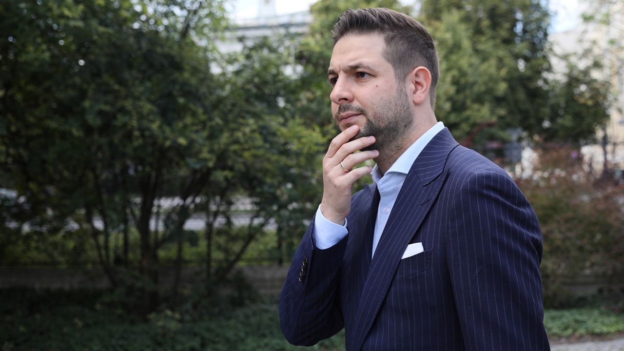 Wiceminister sprawiedliwości, kandydat PiS na prezydenta Warszawy Patryk Jaki podczas konferencji prasowej w Parku Ujazdowskim w Warszawie (fot. PAP/Leszek Szymański) Wiceminister sprawiedliwości, kandydat PiS na prezydenta Warszawy Patryk Jaki podczas konferencji prasowej w Parku Ujazdowskim w Warszawie (fot. PAP/Leszek Szymański)