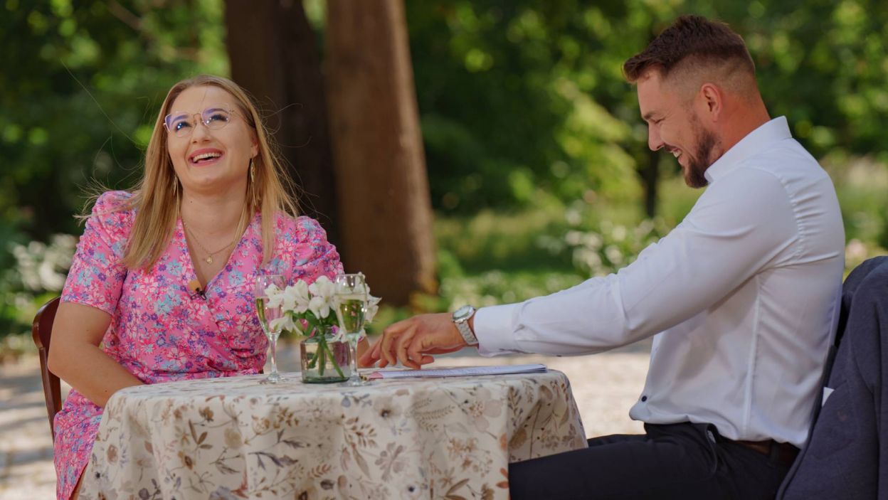 Z niektórymi z kandydatek bawił się znakomicie (fot. TVP)
