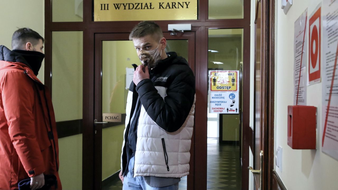 Tomasz Komenda na korytarzu Sądu Okręgowego w Opolu (fot. PAP/Krzysztof Świderski)