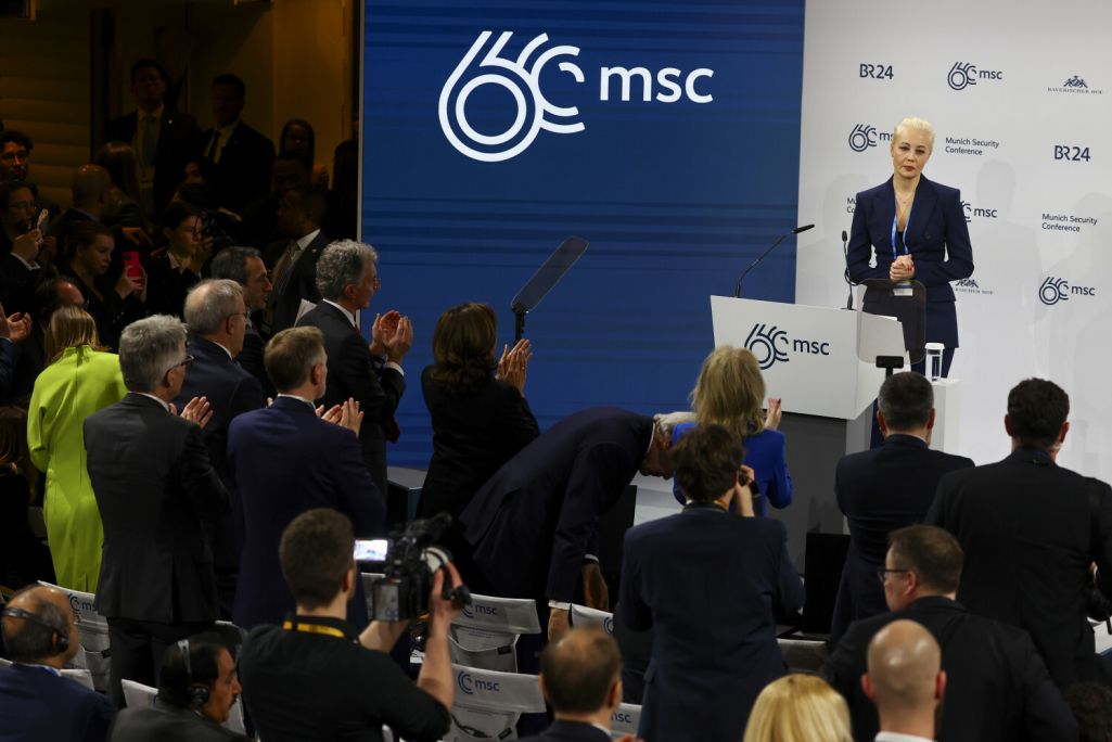 Удзельнікі Мюнхенскай канферэнцыі па бяспецы (MSC) апладуюць у час выступу Юліі Навальнай у дзень, калі было абвешчана пра смерць ейнага мужа Аляксея Навальнага. Мюнхен, Нямеччына. 16 лютага 2024 году. (Фота: Kai Pfaffenbach / Pool Photo / AP / East News)