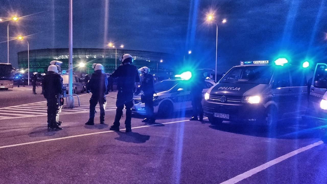 Kibice zebrali się, by kibicować podczas meczu Śląska Wrocław z Lechią Gdańsk (fot. Policja) Kibice zebrali się, by kibicować podczas meczu Śląska Wrocław z Lechią Gdańsk (fot. Policja)