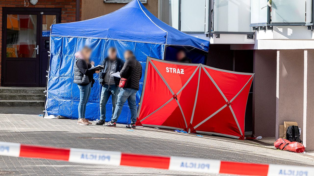 Nie żyją trzy osoby w wieku 32, 55 i 56 lat. Ich ciała odkryto w samochodzie zaparkowanym na posesji w miejscowości Chociw, w powiecie łaskim. &ndash; Policjanci zauważyli, że od końc&oacute;wki...