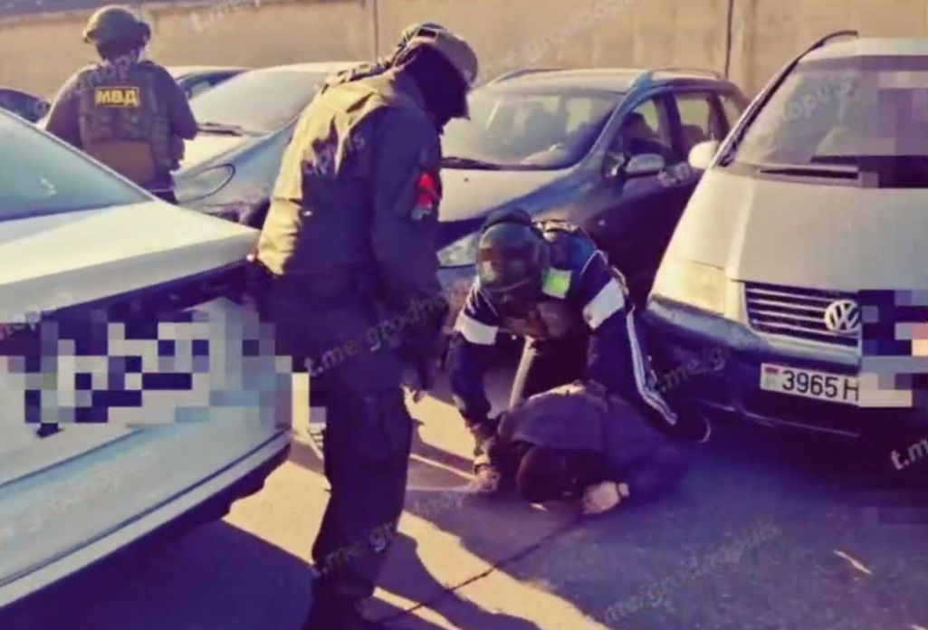Жорсткае затрыманне працаўніка «Слоніммэбля». (Фота: viasna96 / Telegram)
