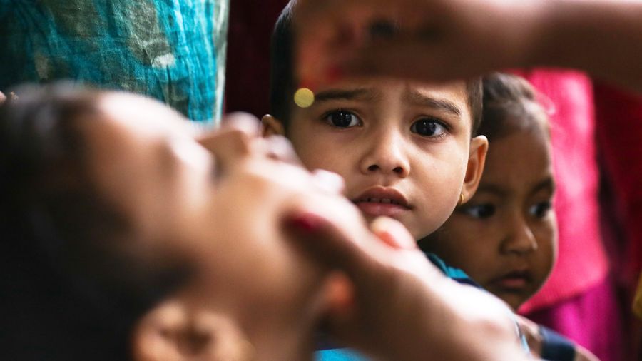 Polio dotyka częściej dzieci (fot. Subaas Shrestha/NurPhoto via Getty Images)