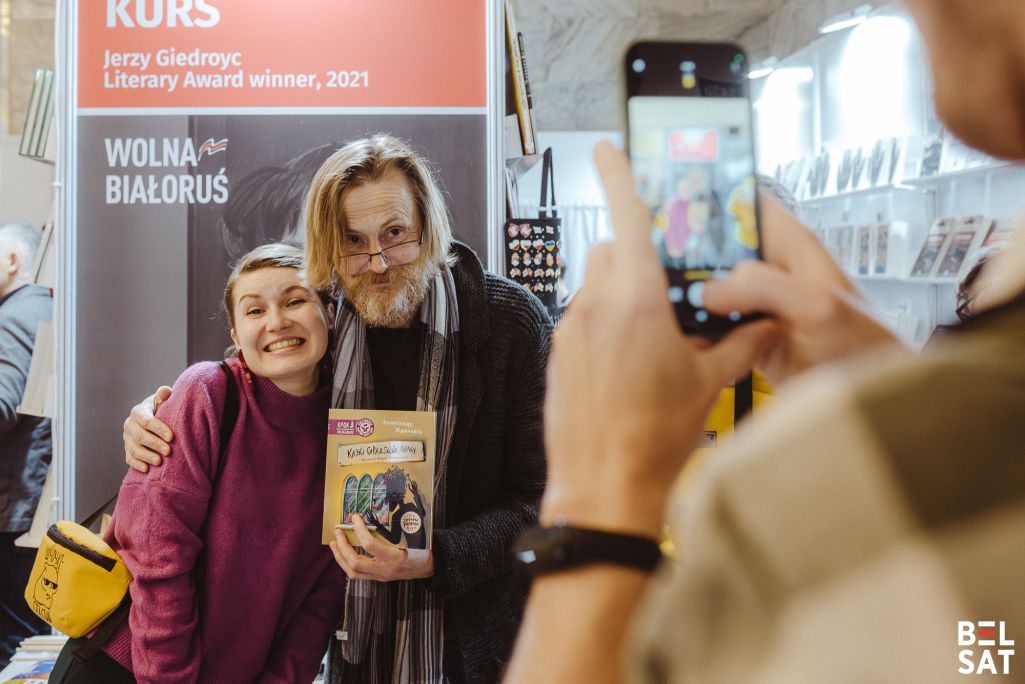 Наведнікі фатаграфуюцца з Аляксандрам Ждановічам на Міжнародным кніжным кірмашы ў Варшаве. Варшава, Польшча. 17 траўня 2025 года. Фота: Рауль Дзюк / Белсат
