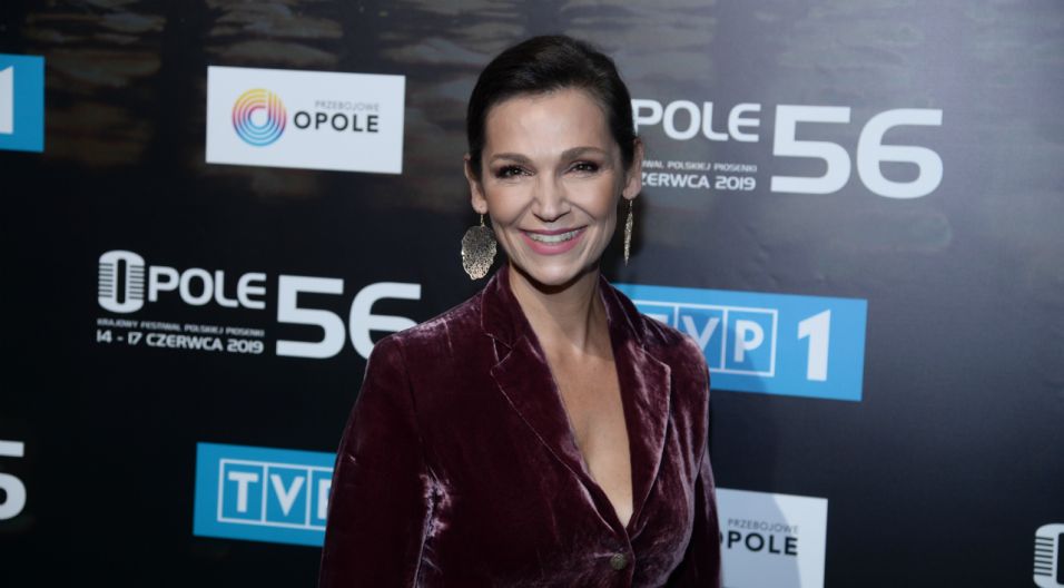 W Premierach Olga Bończyk zaśpiewa swój nowy singiel „Więcej niż kochanek”, a kilka godzin później zaskoczy widzów podczas koncertu literackiego (fot. Jan Bogacz/TVP)