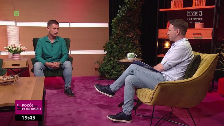 Marcin Jałowy i gość programu Pokój na poddaszu. Fot. TVP3 Katowice