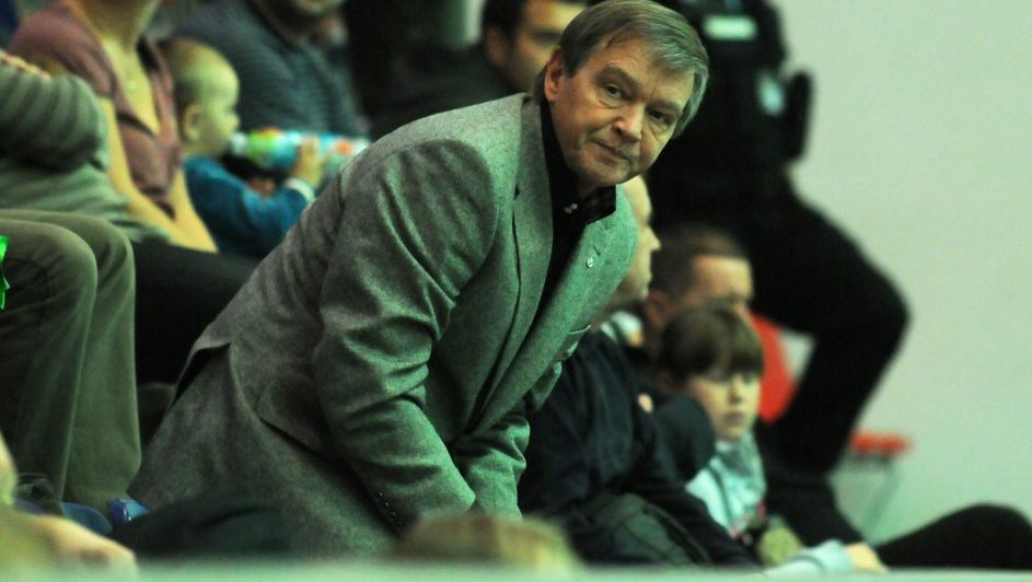 Wiesław Zych podczas meczu Ekstraklasy koszykarek w 2011 roku Wiesław Zych podczas meczu Ekstraklasy koszykarek w 2011 roku