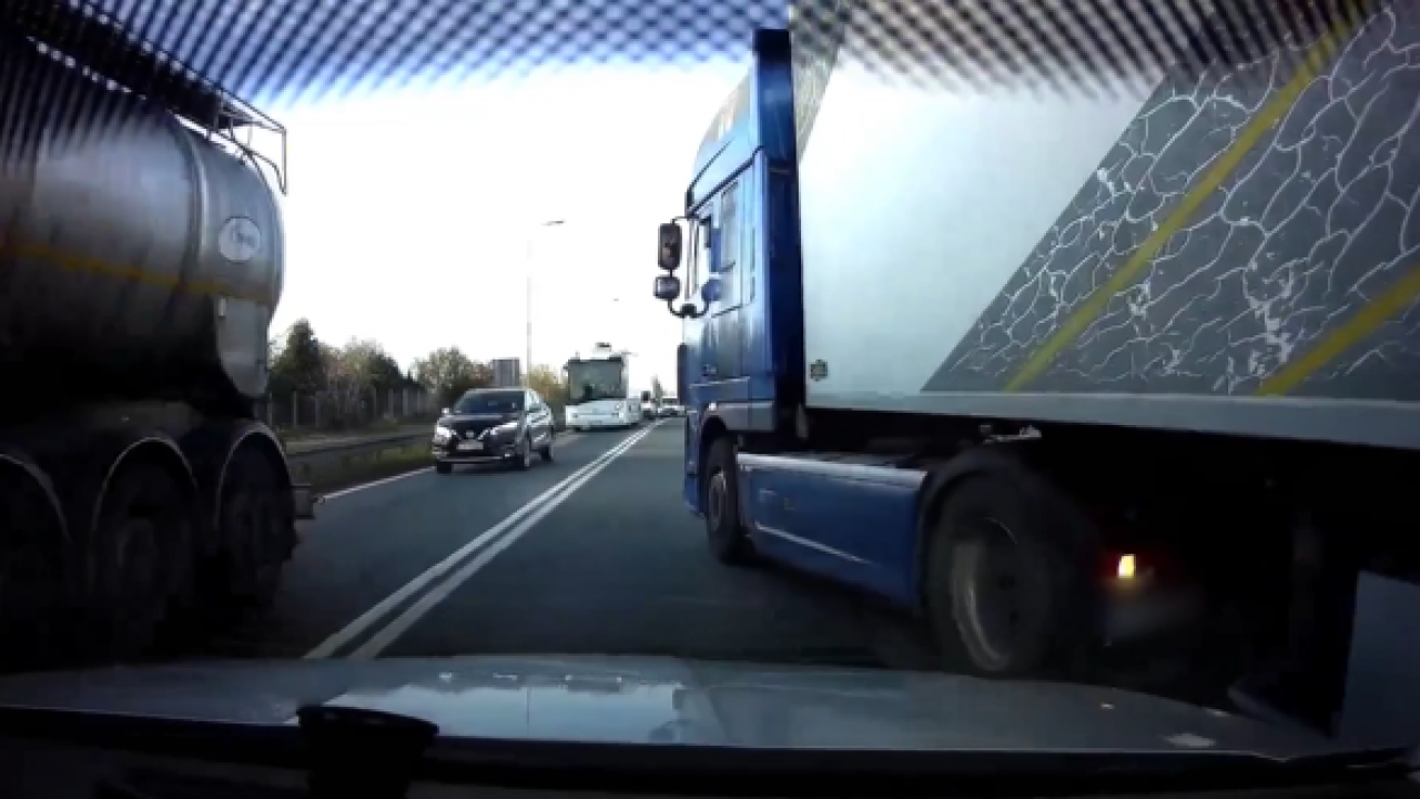 56-letni kierowca pojazdu ciężarowego nie uniknie odpowiedzialności (fot. Policja) 56-letni kierowca pojazdu ciężarowego nie uniknie odpowiedzialności (fot. Policja)