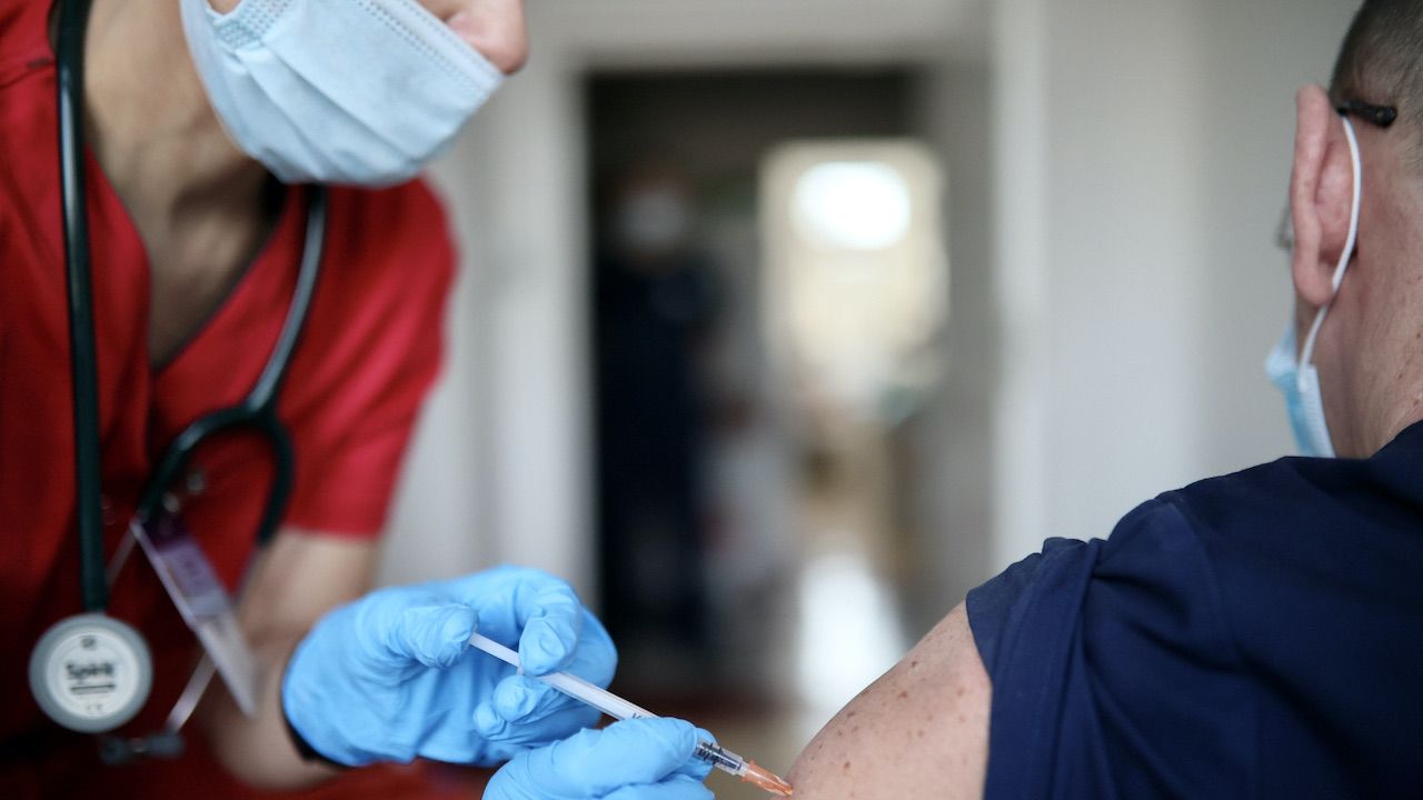 Lekarze podają szczepionkę pacjentom na terenie Centralnego Szpitala Klinicznego MSWiA w Warszawie (fot. PAP/Leszek Szymański) Lekarze podają szczepionkę pacjentom na terenie Centralnego Szpitala Klinicznego MSWiA w Warszawie (fot. PAP/Leszek Szymański)