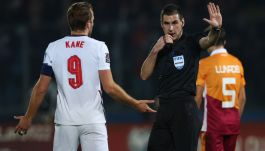 Harry Kane (L) i Rade Obrenović, sędzia najbliższego meczu Polaków (P) (fot. Getty)