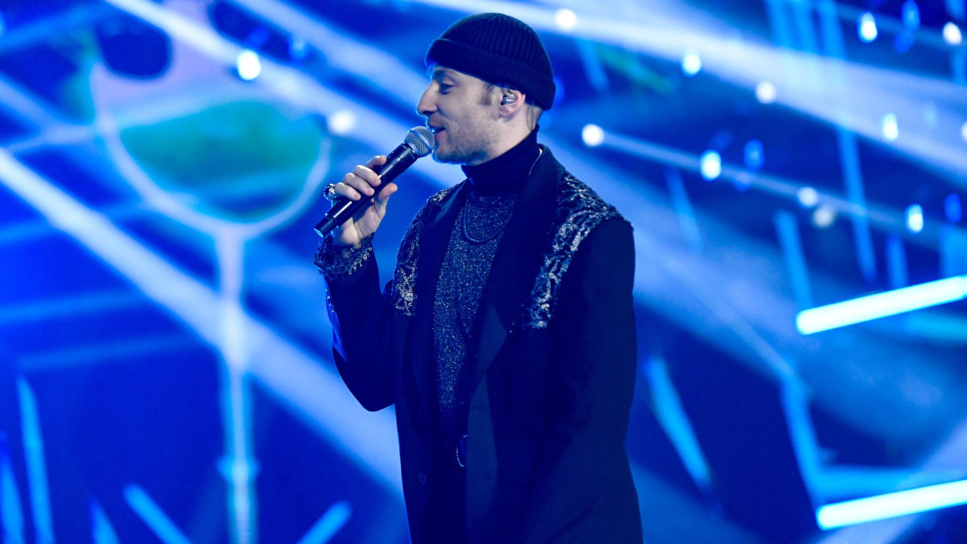 Zwycięzca 13. edycji „The Voice of Poland” – Dominik Dudek – uraczył widzów i publiczność swoim nowym utworem pt. „Na co mi to”. Fot. Mieszko Piętka/AKPA