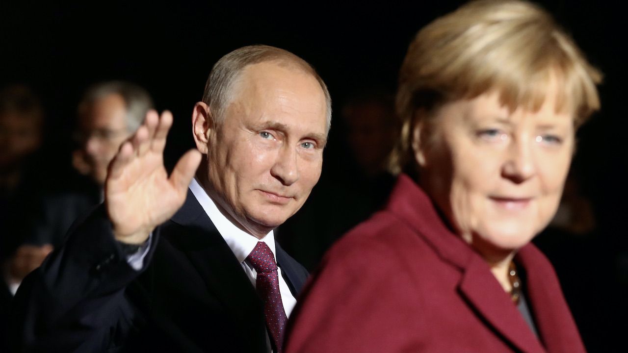 Władimir Putin i Angela Merkel (fot. Sean Gallup/Getty Images)