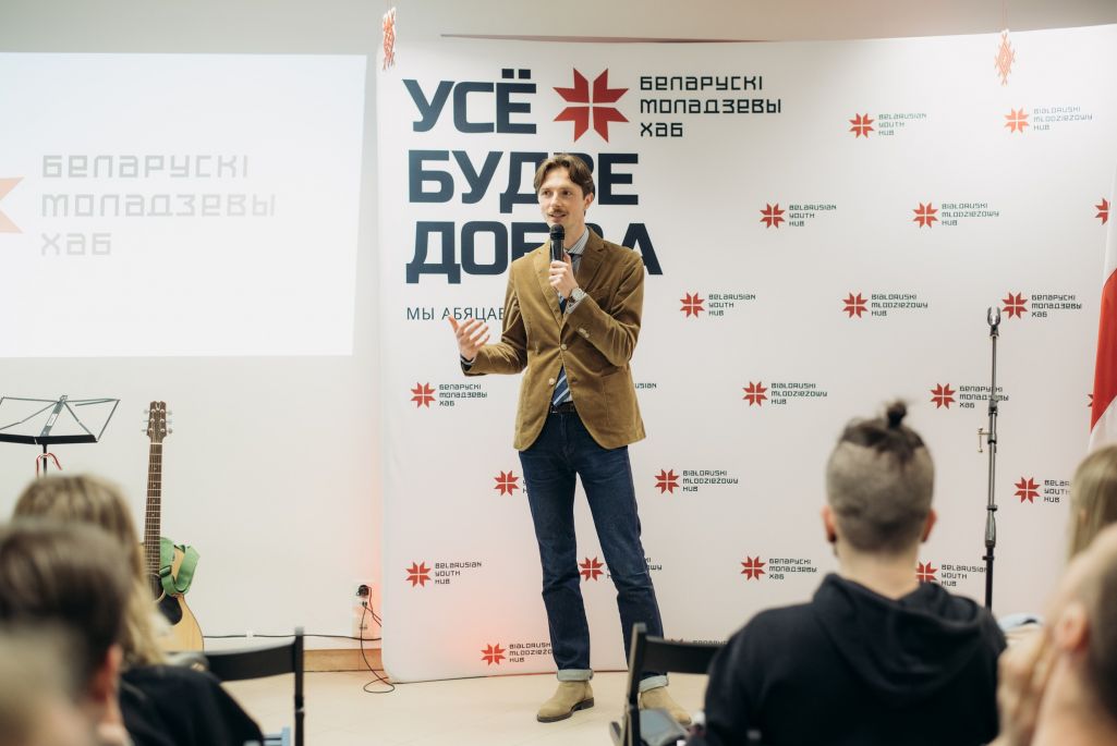 Тыдзень роднай мовы ў Беларускім моладзевым хабе ў Варшаве. На здымку – Мікіта Найдзёнаў. 21 лютага 2024 года. (Фота: Беларускі Моладзевы Хаб / Białoruski Młodzieżowy Hub / Facebook)