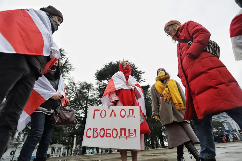 Здымак мае ілюстрацыйны характар. Беларусы зладзілі акцыю салідарнасці ў падтрымку палітзняволенага філосафа Уладзіміра Мацкевіча. Батумі, Грузія. 13 лютага 2022 года. (Фота: Белсат)