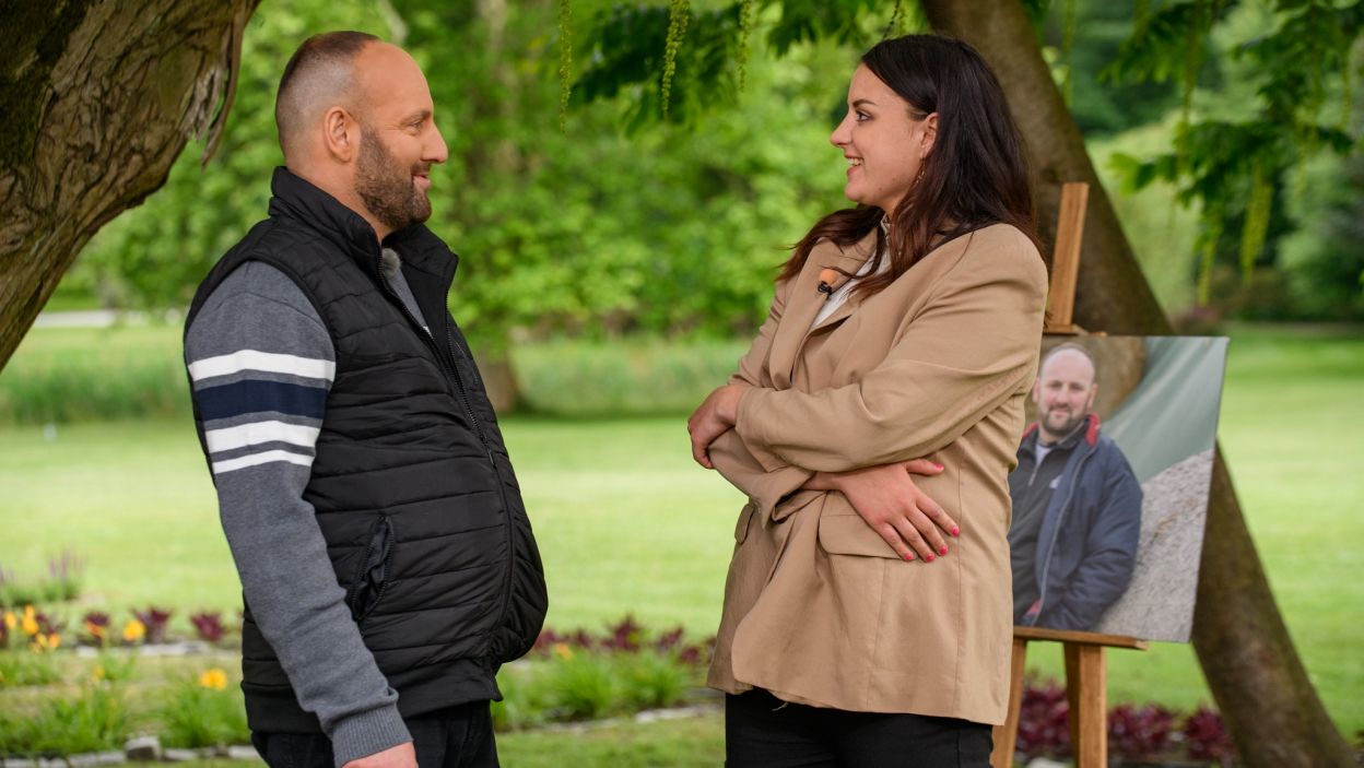 Do swego domu zaprosił Klaudię oraz dwie kandydatki „zdalne” – Justynę i Katarzynę M. (fot. TVP)