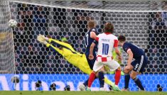 Luka Modrić strzela gola na 2:1 dla Chorwacji (fot. Getty)
