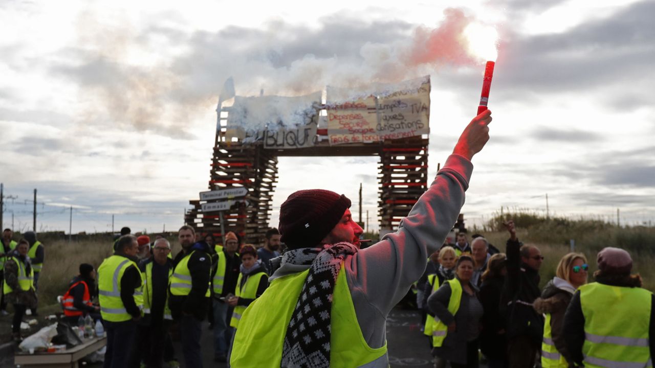 „Żółte kamizelki” zapowiadają kolejne protesty (fot. PAP/EPA/GUILLAUME HORCAJUELO) „Żółte kamizelki” zapowiadają kolejne protesty (fot. PAP/EPA/GUILLAUME HORCAJUELO)