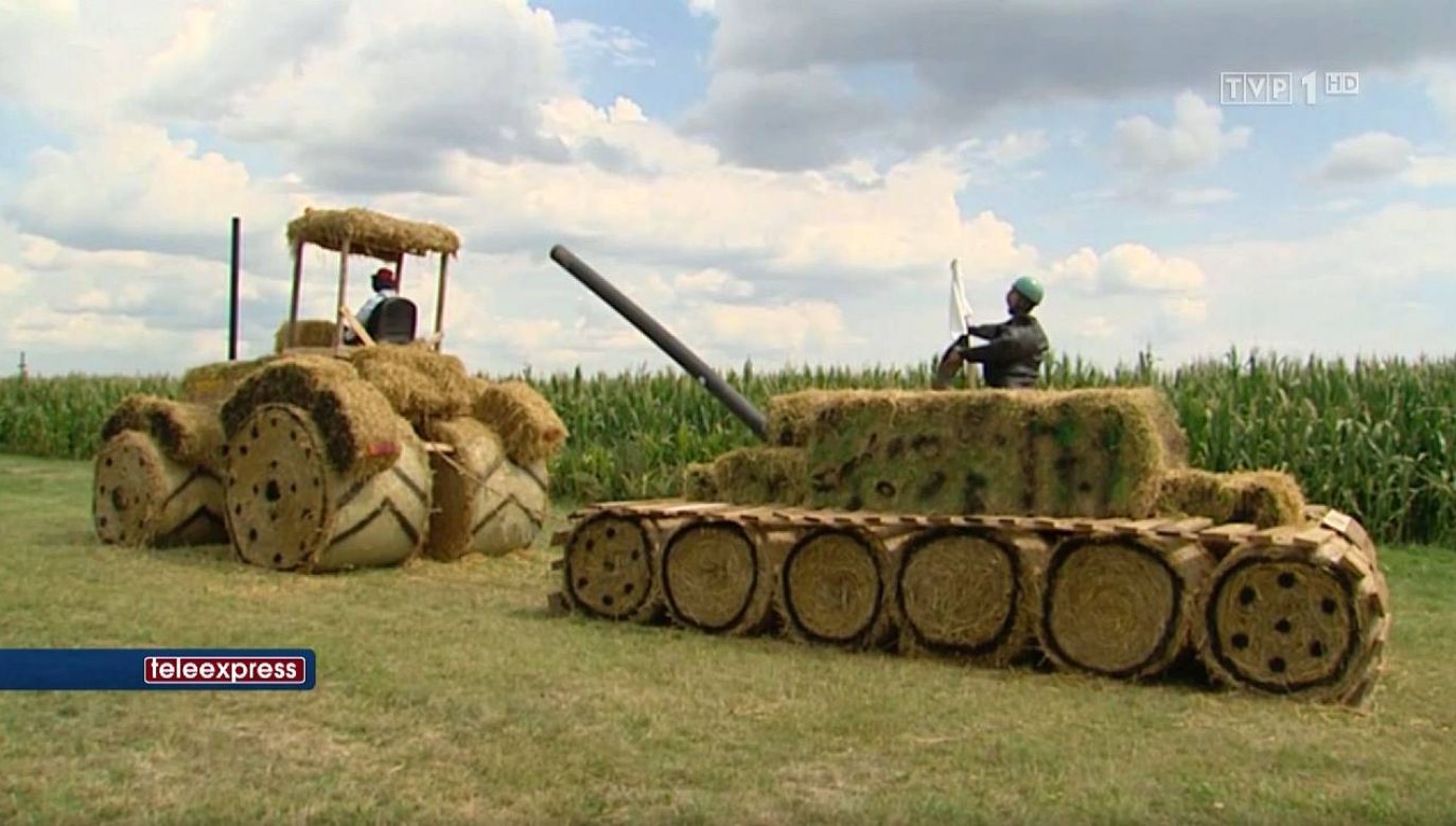 Traktor i czołg wykonano ze słomy (fot. TVP1)