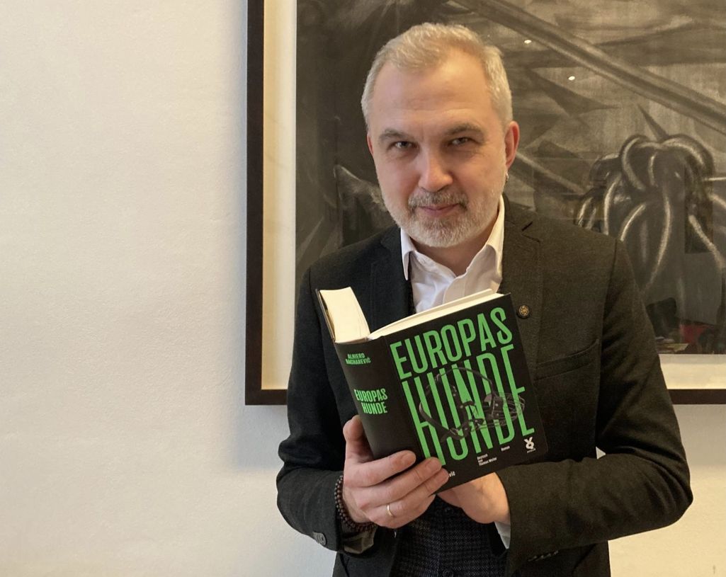 Альгерд Бахарэвіч з кнігаю «Сабакі Еўропы» ў перакладзе на нямецкую мову. (Фота: Alhierd Bacharevič / Facebook)
