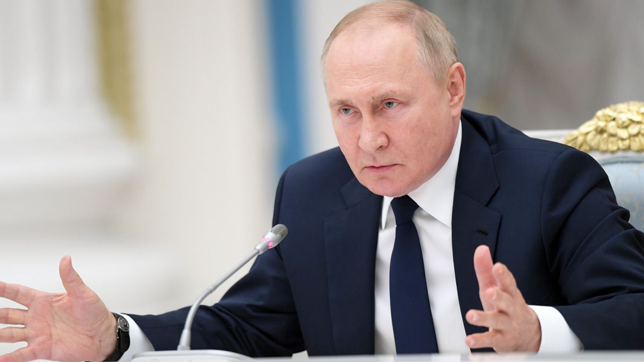 Władimir Putin liczy, że przedłużanie się wojny na Ukrainie zniechęci Zachód do jej pomocy (fot. PAP/ EPA/ALEXEI NIKOLSKY/SPUTNIK/KREMLIN POOL)