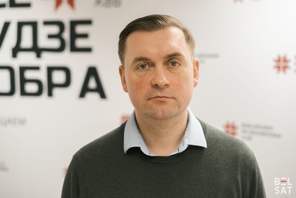 Прэс-канферэнцыя па тэме палітвязняў і дапамогі іх сем’яў. На здымку – Андрэй Стрыжак, прадстаўнік BYSOL. Варшава, Польшча. 9 лютага 2024 года. (Фота: Міра Ляселішская / Белсат)