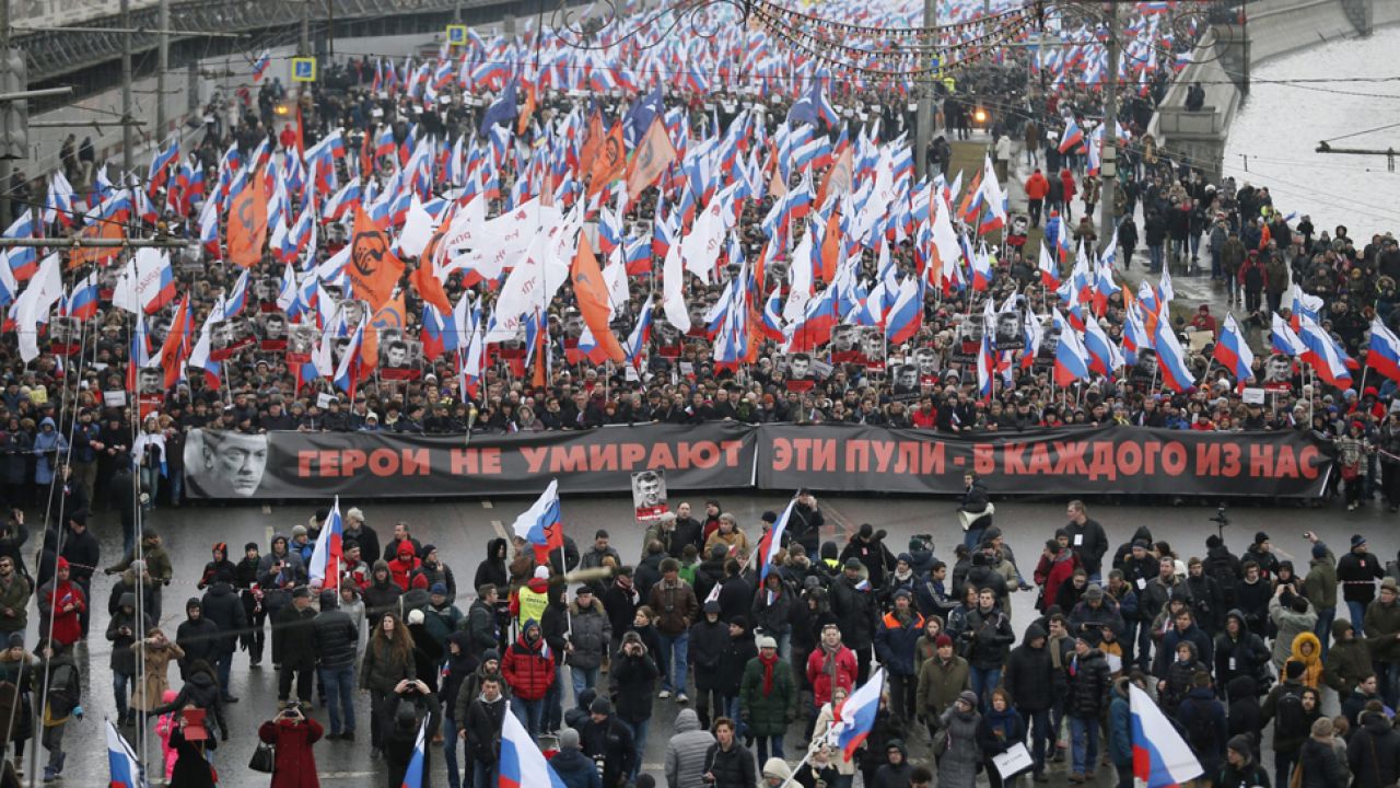 W Moskwie w niedzielę odbywa się marsz pamięci Niemcowa (fot. PAP/EPA/SERGEI ILNITSKY)